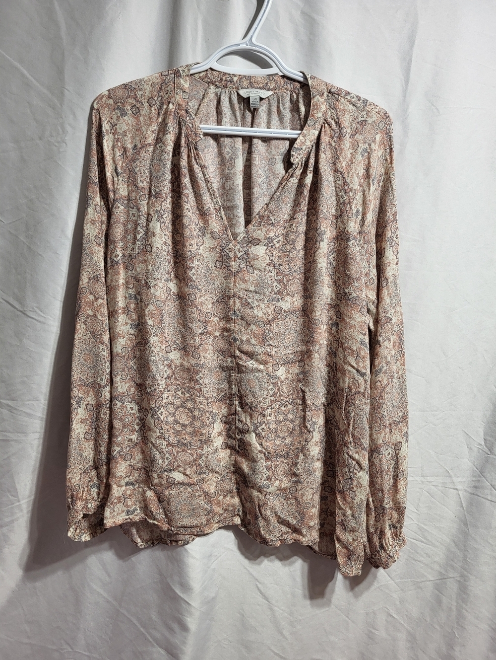 Lucky Brand Beige Paisley V-Neck Blouse, Size Large.
